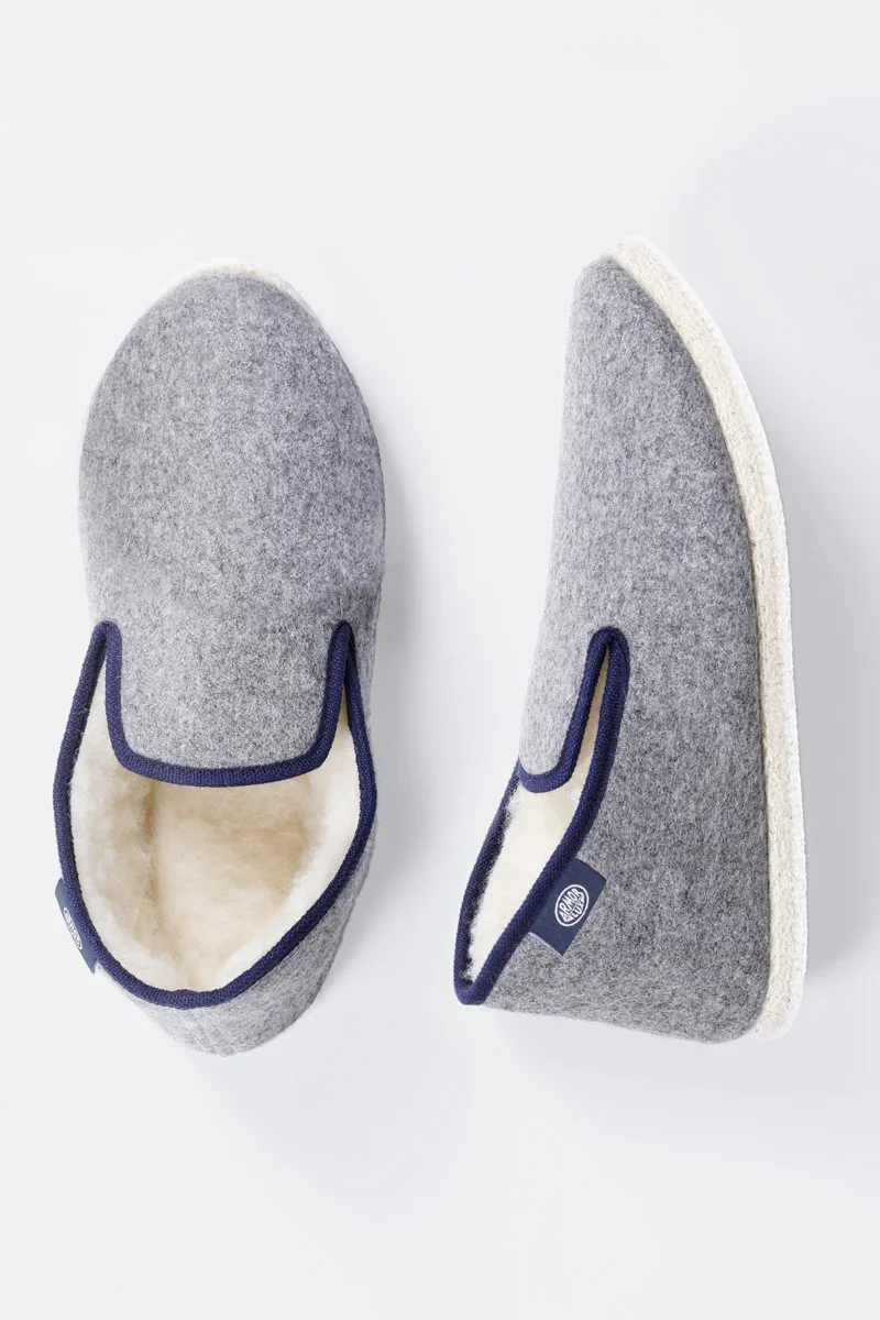 Practical Plain slippers – wool size 44 to 46 Powerful