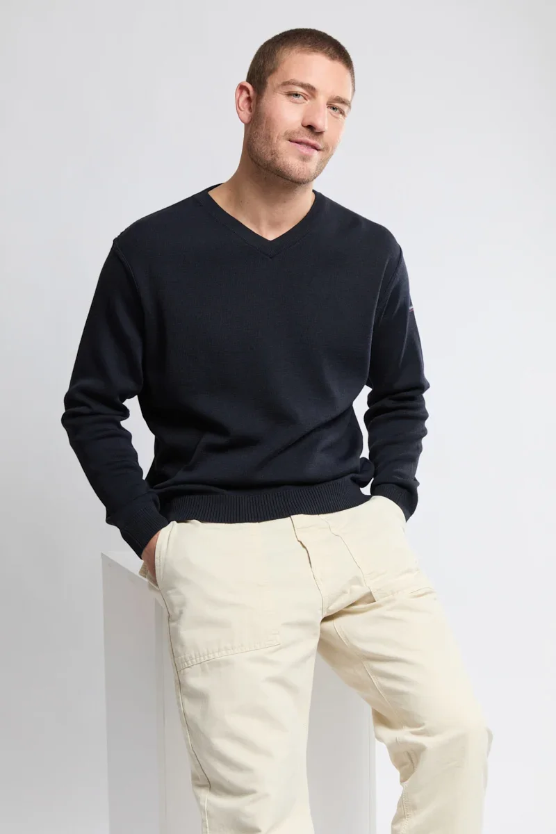 Exceptional V-neck jumper – wool and acrylic Crafted