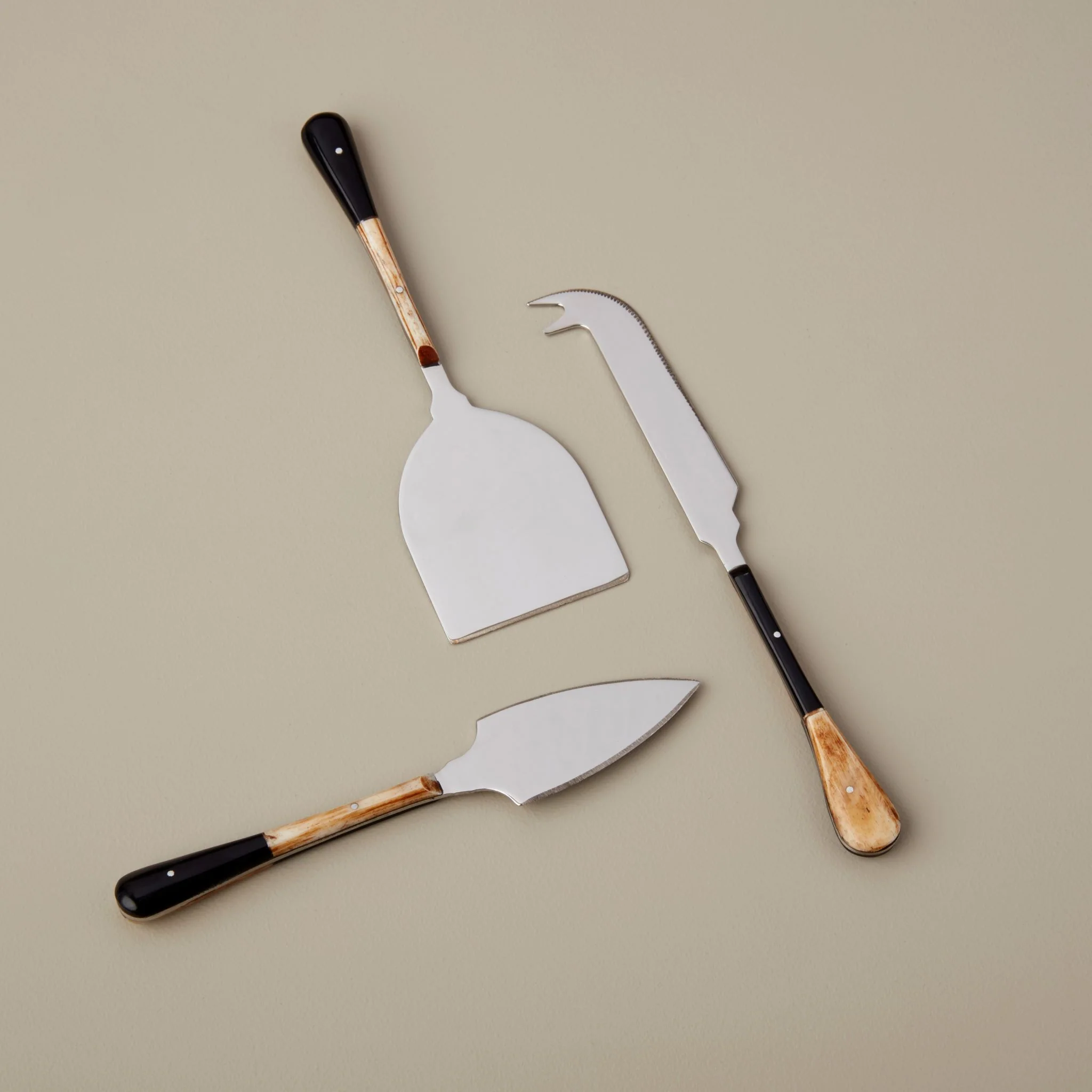 Smooth Horn Panelled Stainless Cheese Set Organic