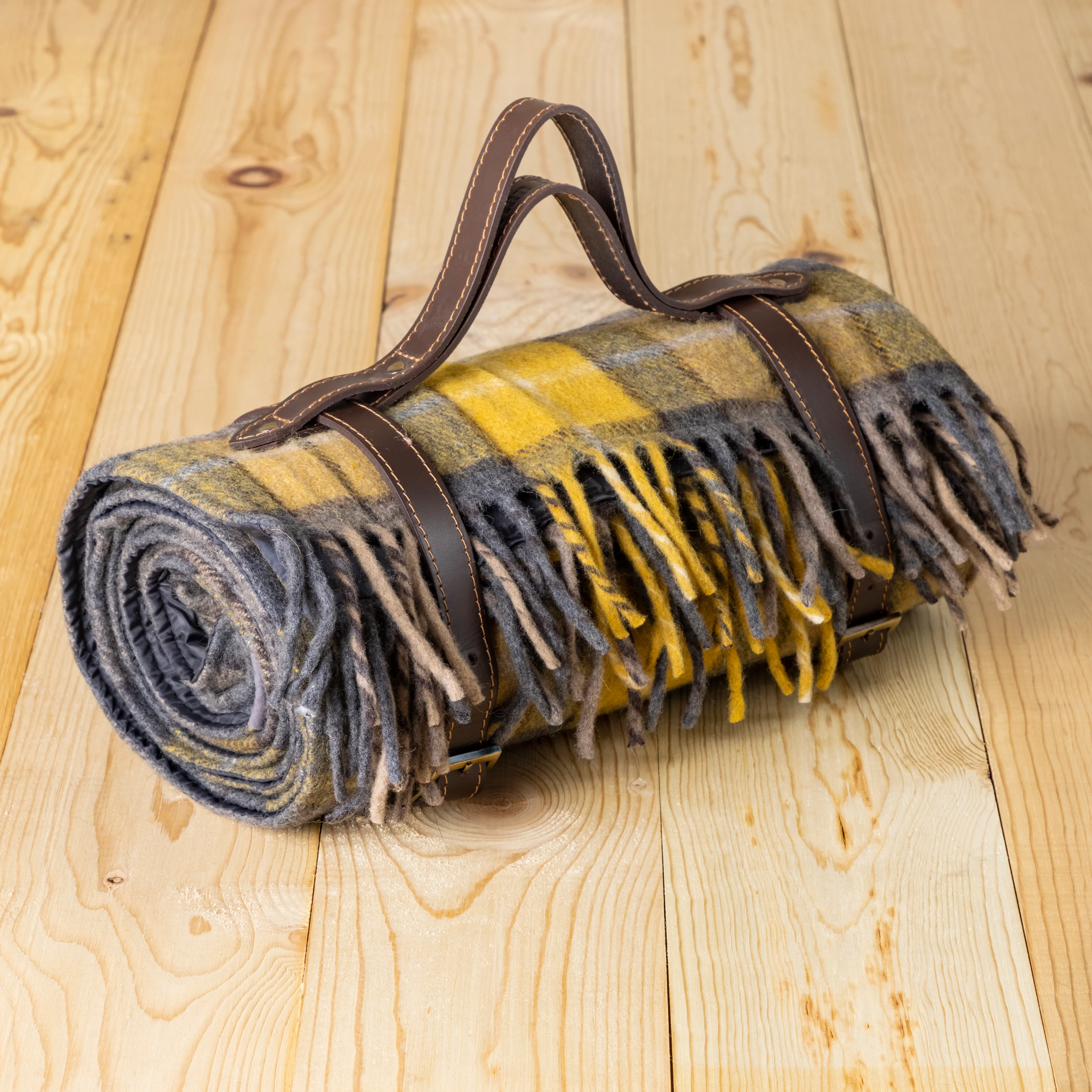 Recyclable Recycled Wool Waterproof Picnic Blanket in Buchanan Natural Tartan – Brown Leather Authentic