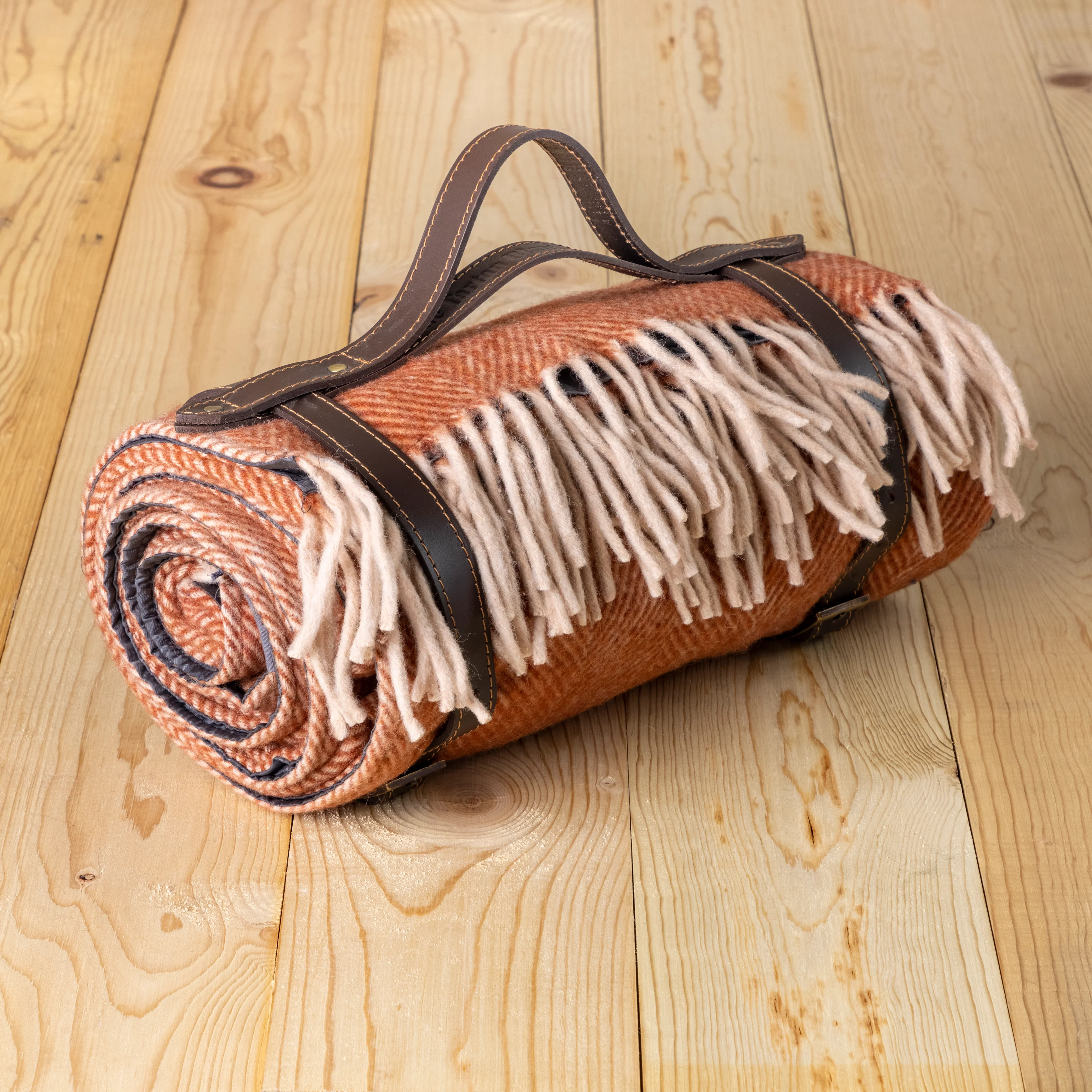 Sustainable Recycled Wool Waterproof Picnic Blanket in Rust Herringbone – Brown Leather Elegant