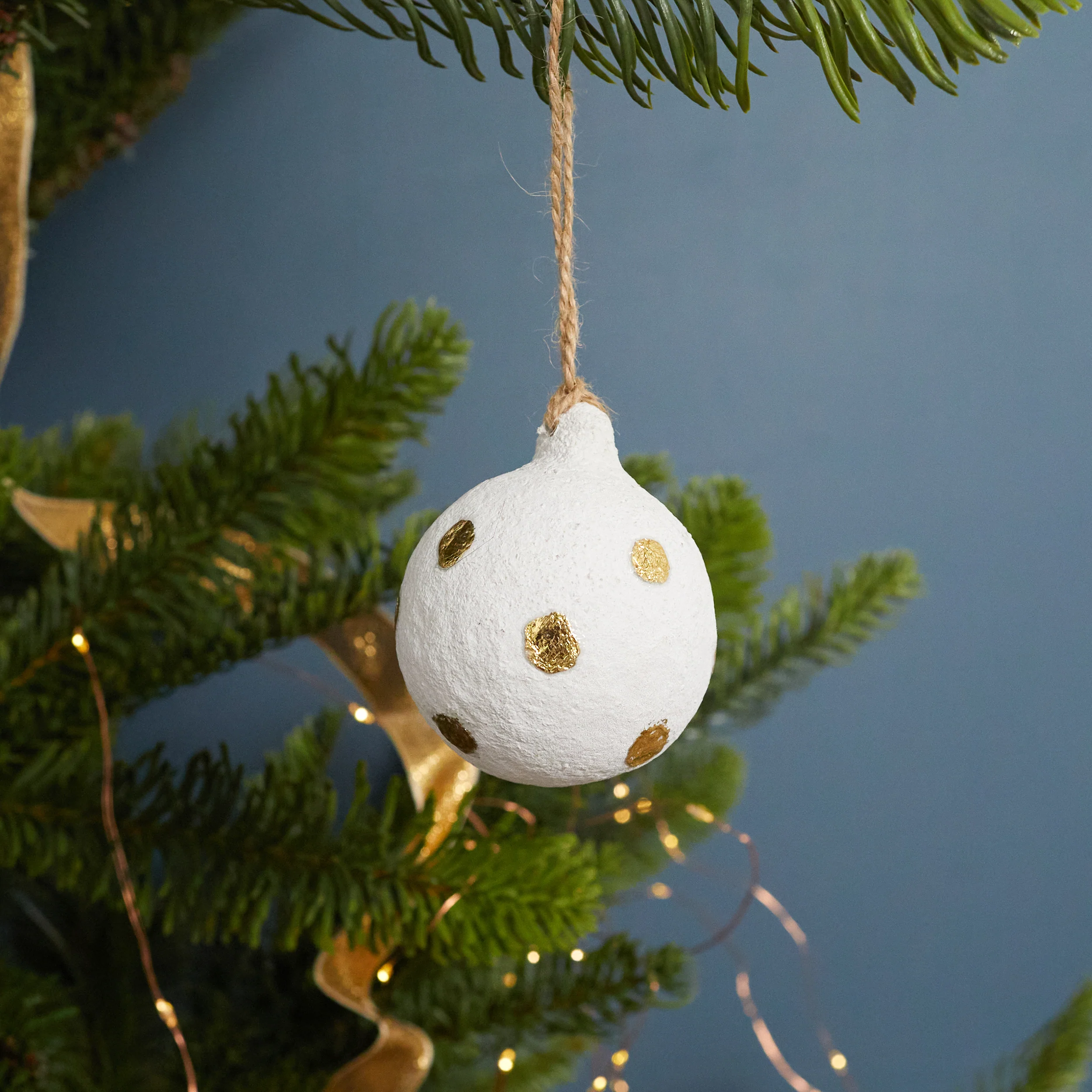 Breathable Cotton Mache Dotted Ball Ornament Professional