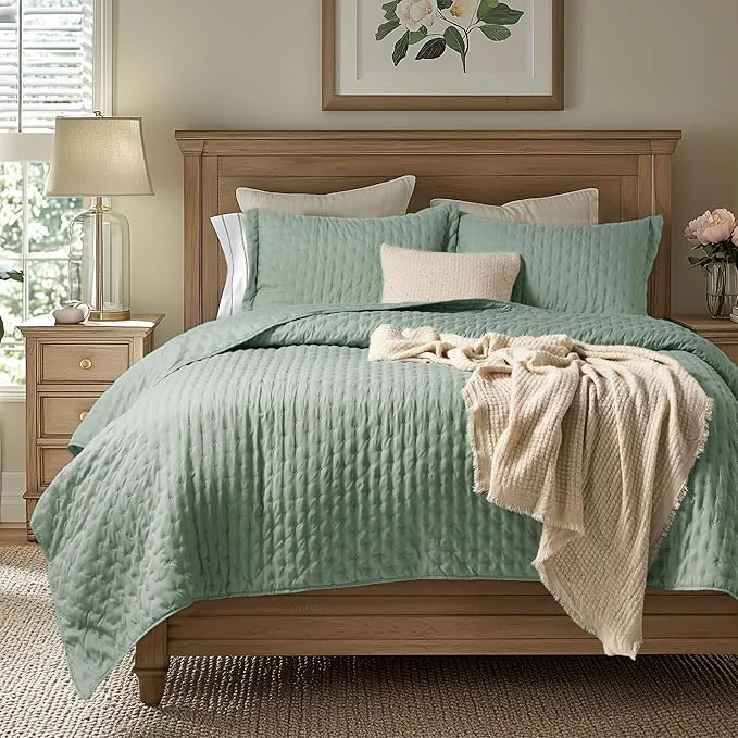 Bedsure King Quilt – Sage Green Bedspread King Size amp Lightweight Comforter Modern amp Boho Coverlet with Clover Pattern Ultra Soft All-Season Bedding 106 x 96 Inches Stitch- Quilting Ultra Soft Lightweight Machine Washable Pet-Friendly Convenient