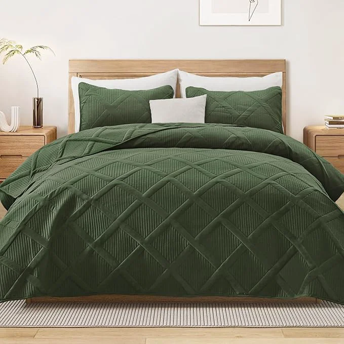 Sophisticated Exclusivo Mezcla Twin Size Quilt Set – Olive Green Quilts Bedding Set with 1 Pillow Shams Modern Bedspread with Striped Pattern Soft Lightweight Bedspreads Coverlets for All Seasons Recyclable