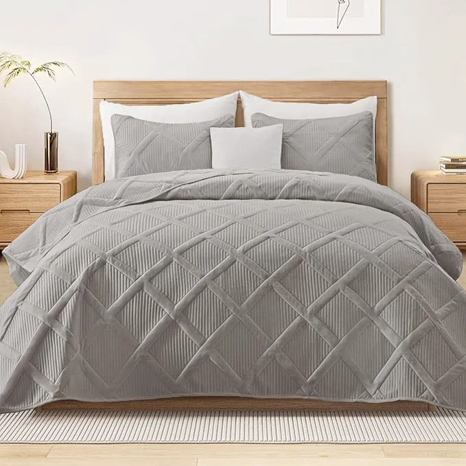 High-Quality Exclusivo Mezcla Quilts Queen Size – Light Grey Quilt Set Bedspread with 2 Pillow Shams Modern Bedding Set with Striped Pattern Soft Lightweight Bedspreads Queen Size for All Seasons Flexible