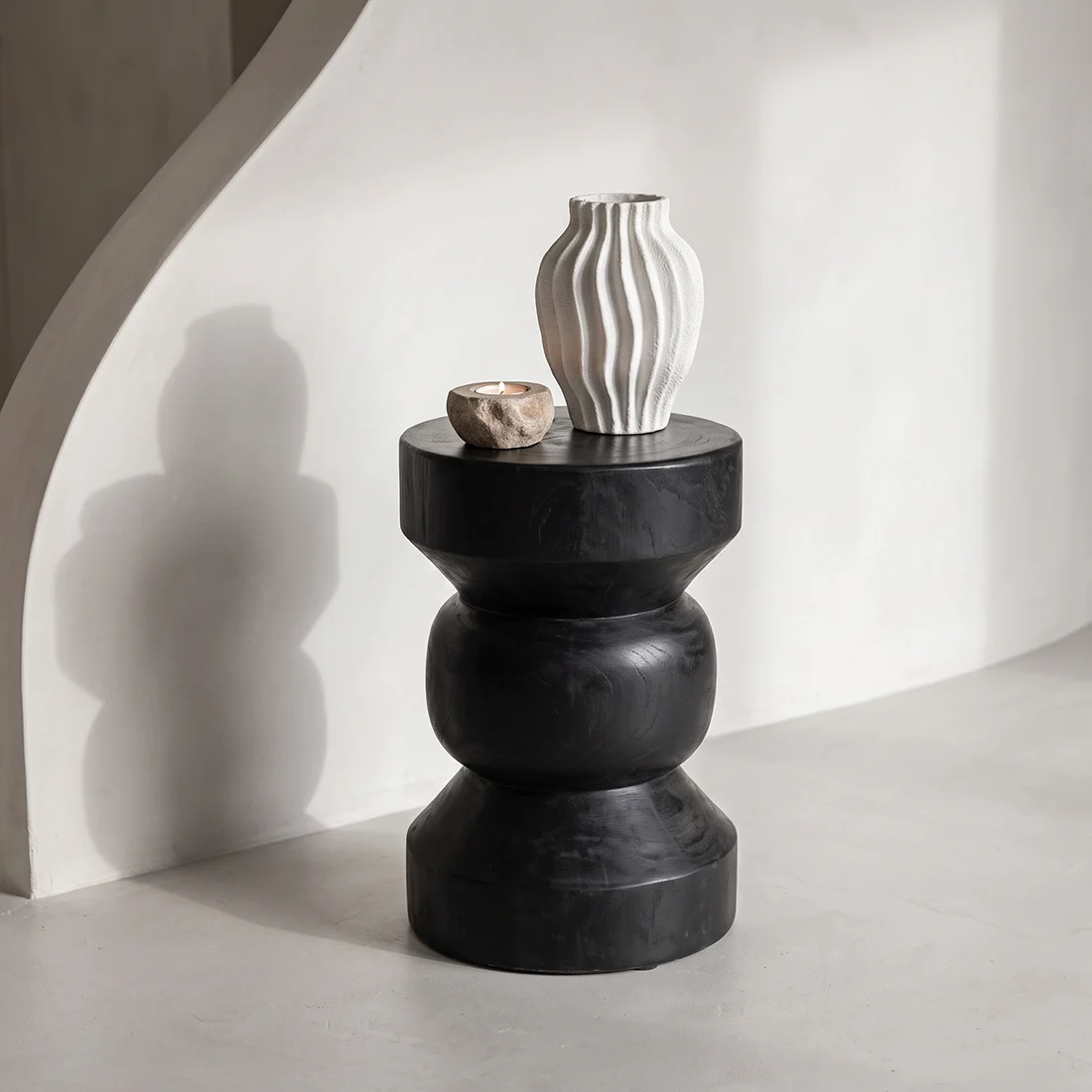 Minimalist Forma side table Ritari black Prestigious
