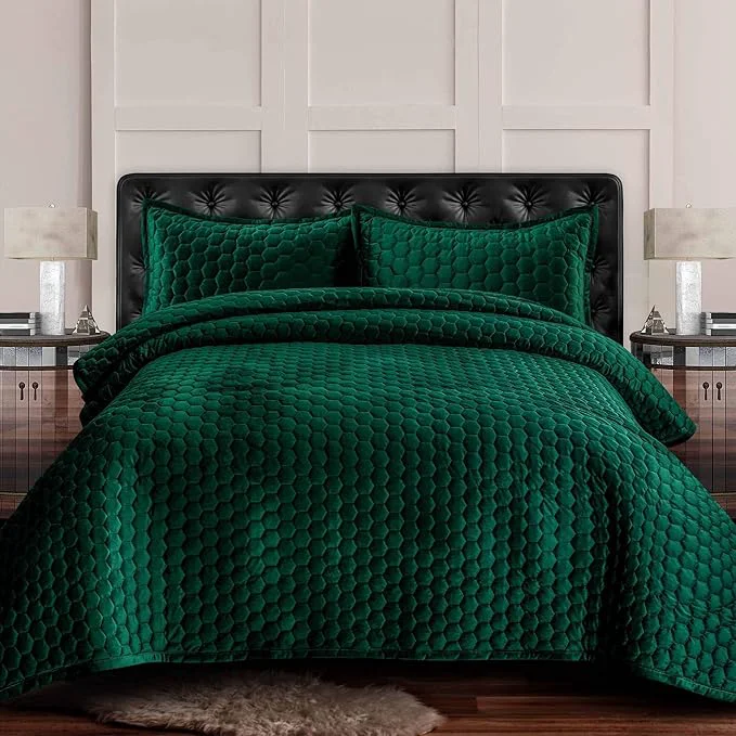 High-Performance Tribeca Living Lugano Oversized Velvet Quilt Set – All Season Extra Large 3 Piece King Size Comforter Set with 2 Pillow Shams in Emerald Green Honeycomb Pattern 260GSM Soft