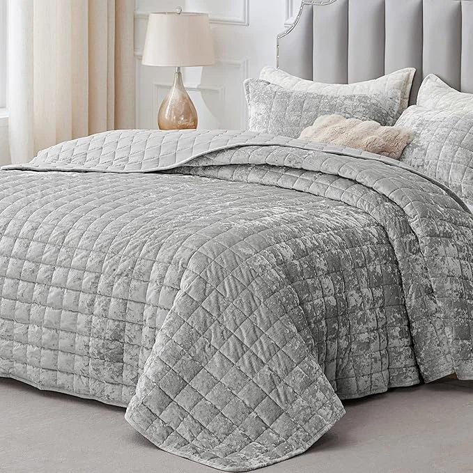 Flexible BEDELITE Velvet Quilt Set Queen Size – Luxury Velvet Comforter Bedding Set 3 Pieces Lightweight Soft Cozy Shiny Light Grey Oversized Bedspread Coverlet for All Seasons with 2 Pillow Shams Convenient