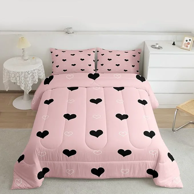 High-Quality Girls Comforter Set Full Size Cute Heart Pattern Bedding Set Lovely Pink Black Down Comforter Cartoon Geometric Soft Quilt Set Girly Kawaii Bedroom Decor Gift Modern Duvet Set with 2 Pillowcases