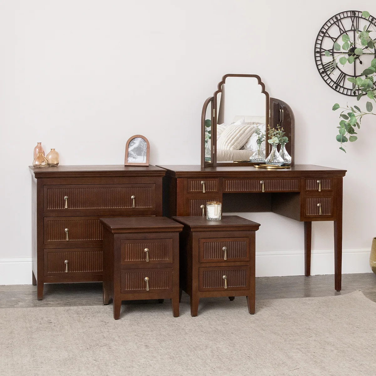 Quality Dark Wood Reeded Chest of 3 Drawers Dressing Table Mirror Set Pair of Bedside Tables – Georgian Range Exceptional