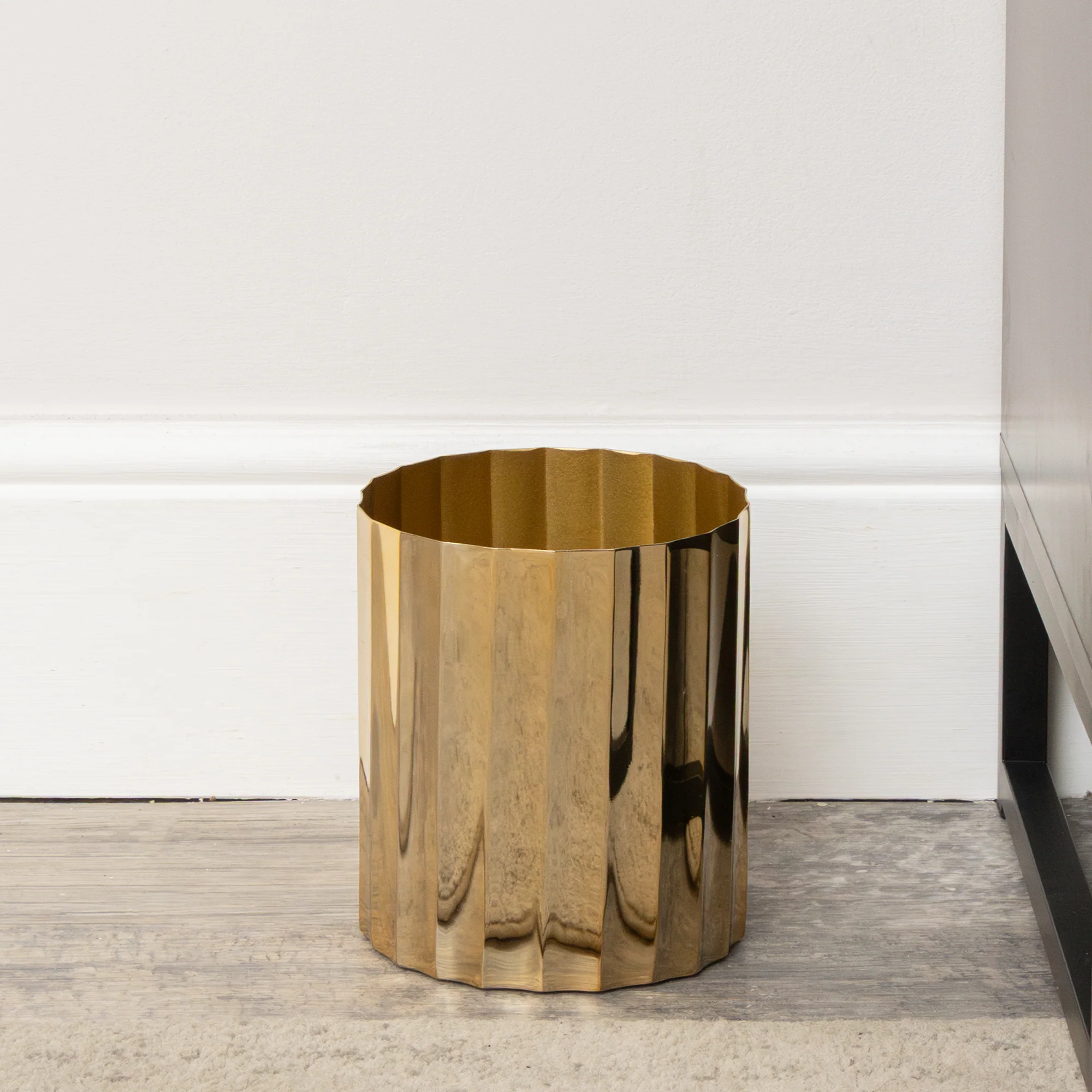 Expertly Made Large Shiny Gold Metal Fluted Planter Waste Bin – 18cm Secure