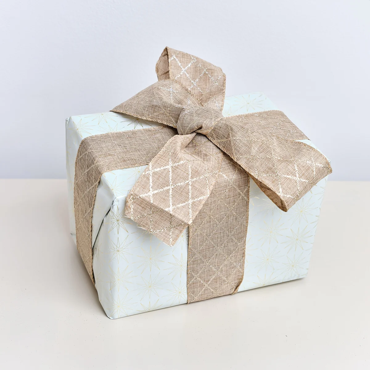 Eco-Friendly Large Pale Champagne Diamond Detailed Glittered Wired Ribbon Garland – 270cm Relaxed