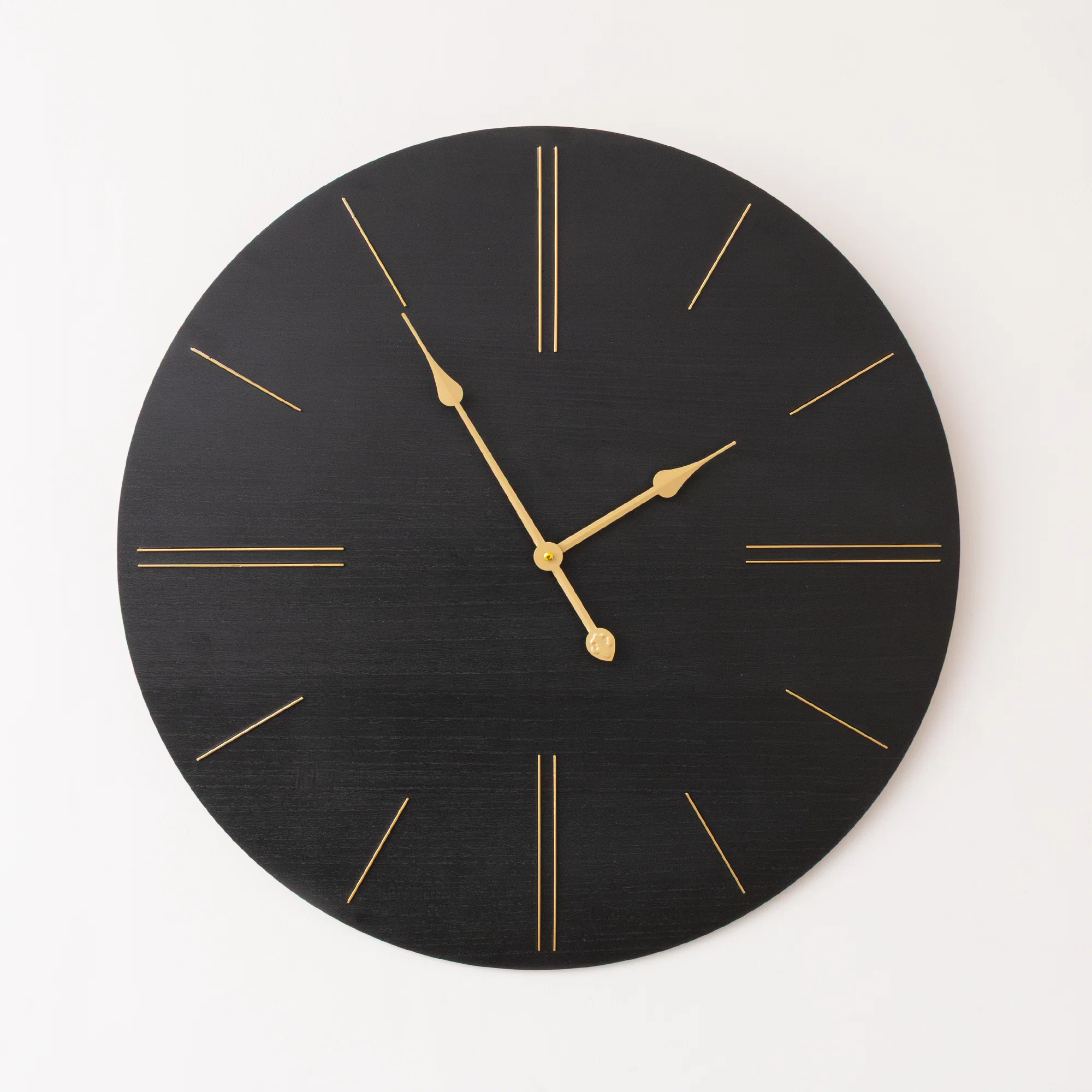 Advanced Large Black Wooden Grain Gold Detailed Wall Clock – 70cm x 70cm Easy-to-Use