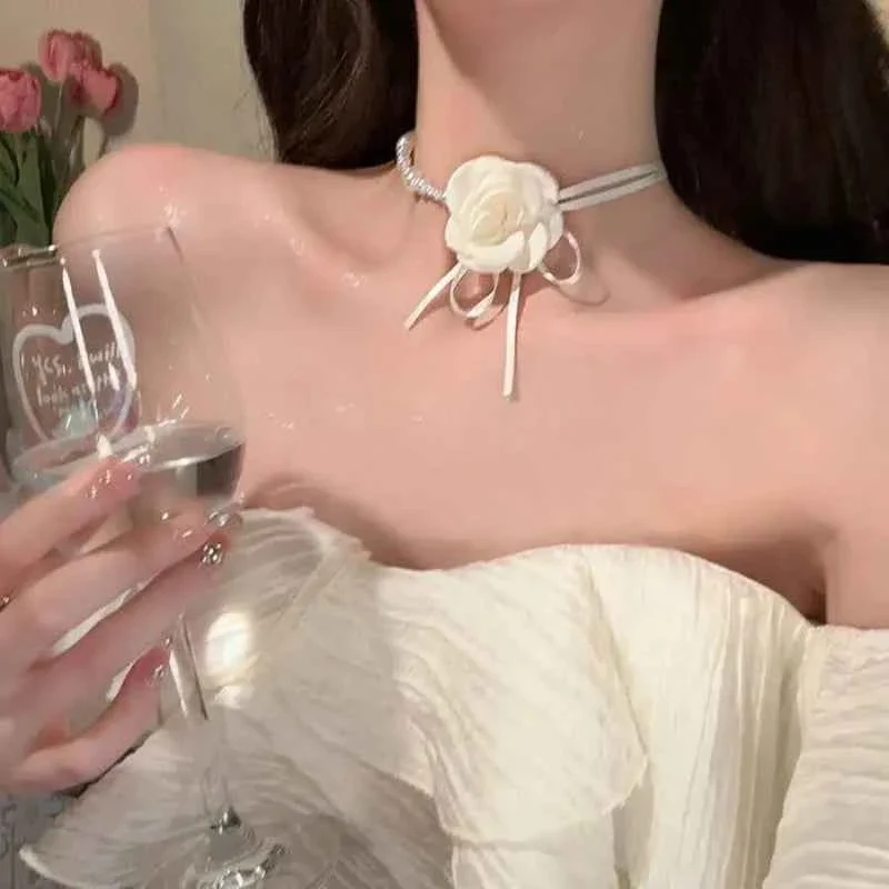 Pure Floral Choker Necklace with Pearl Chain – Elegant and Stylish Women s Accessory Refined