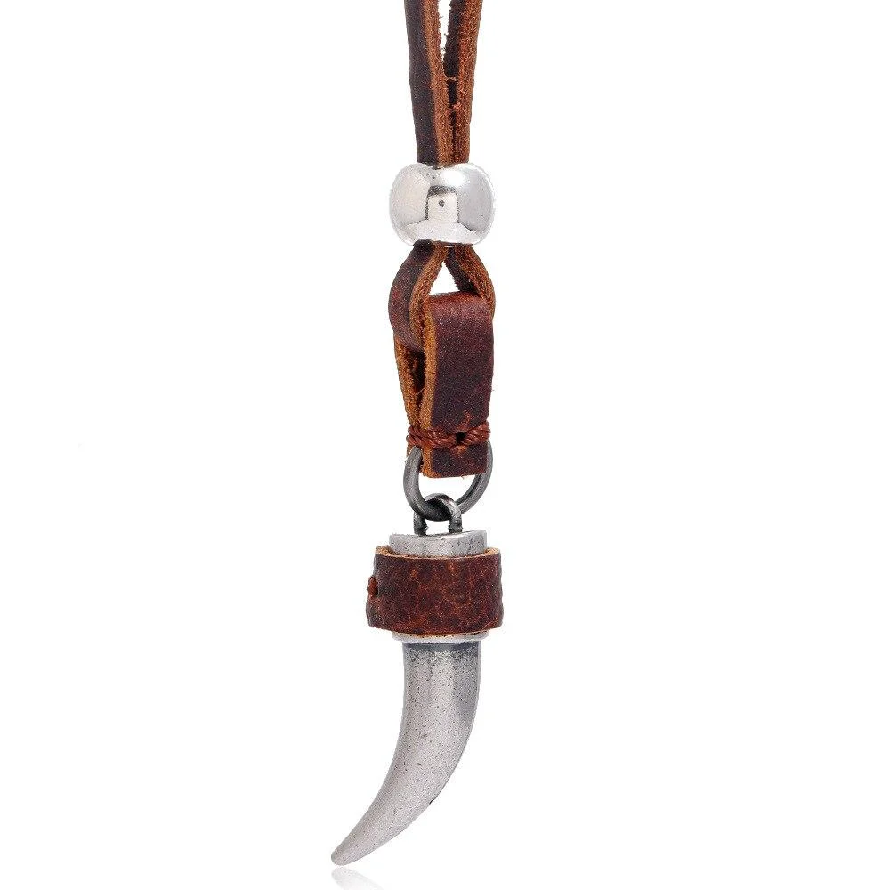 Powerful Collar colgante de piel de vaca con dientes de lobo Refined